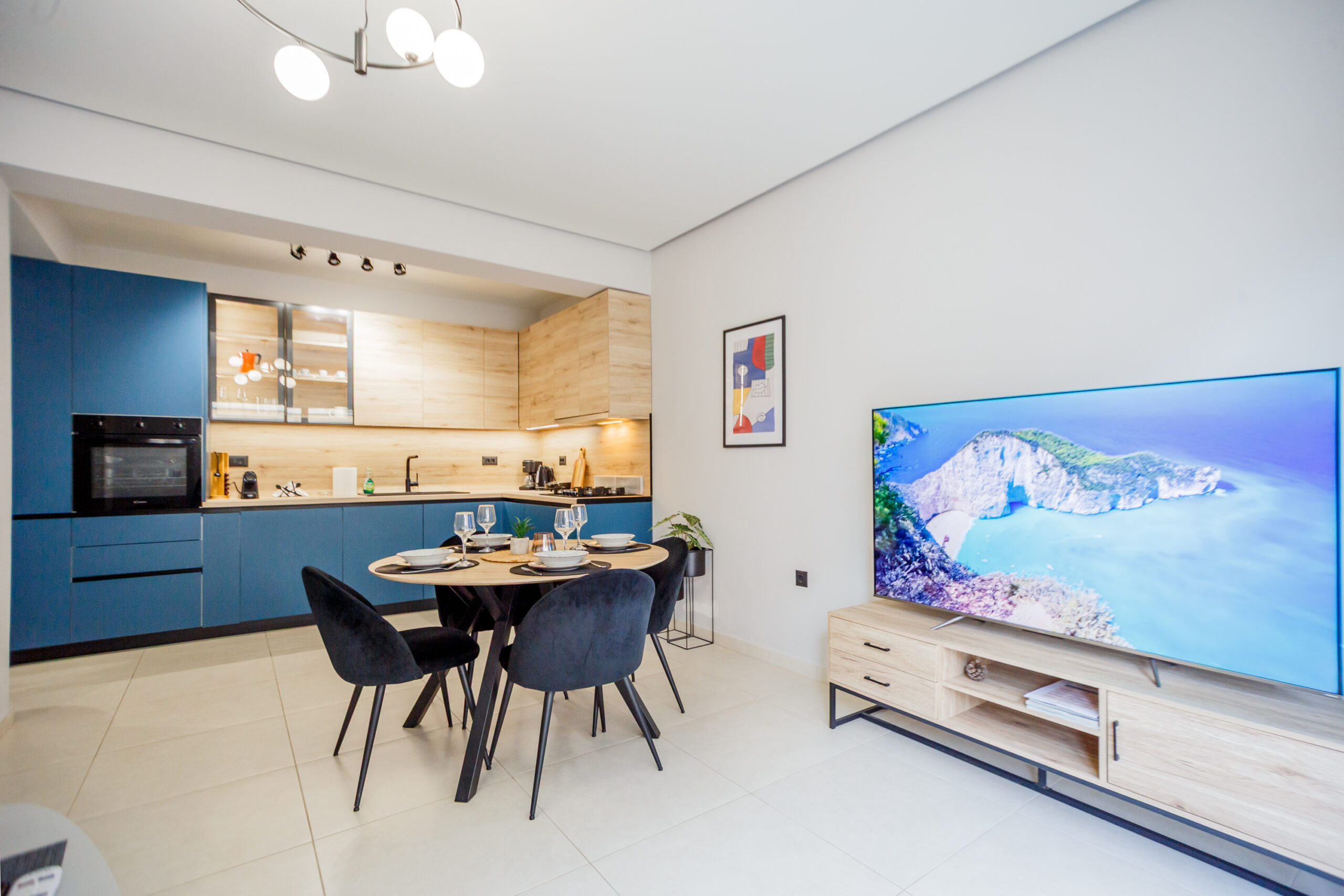 Open-plan living and kitchen at Siesta Apartment